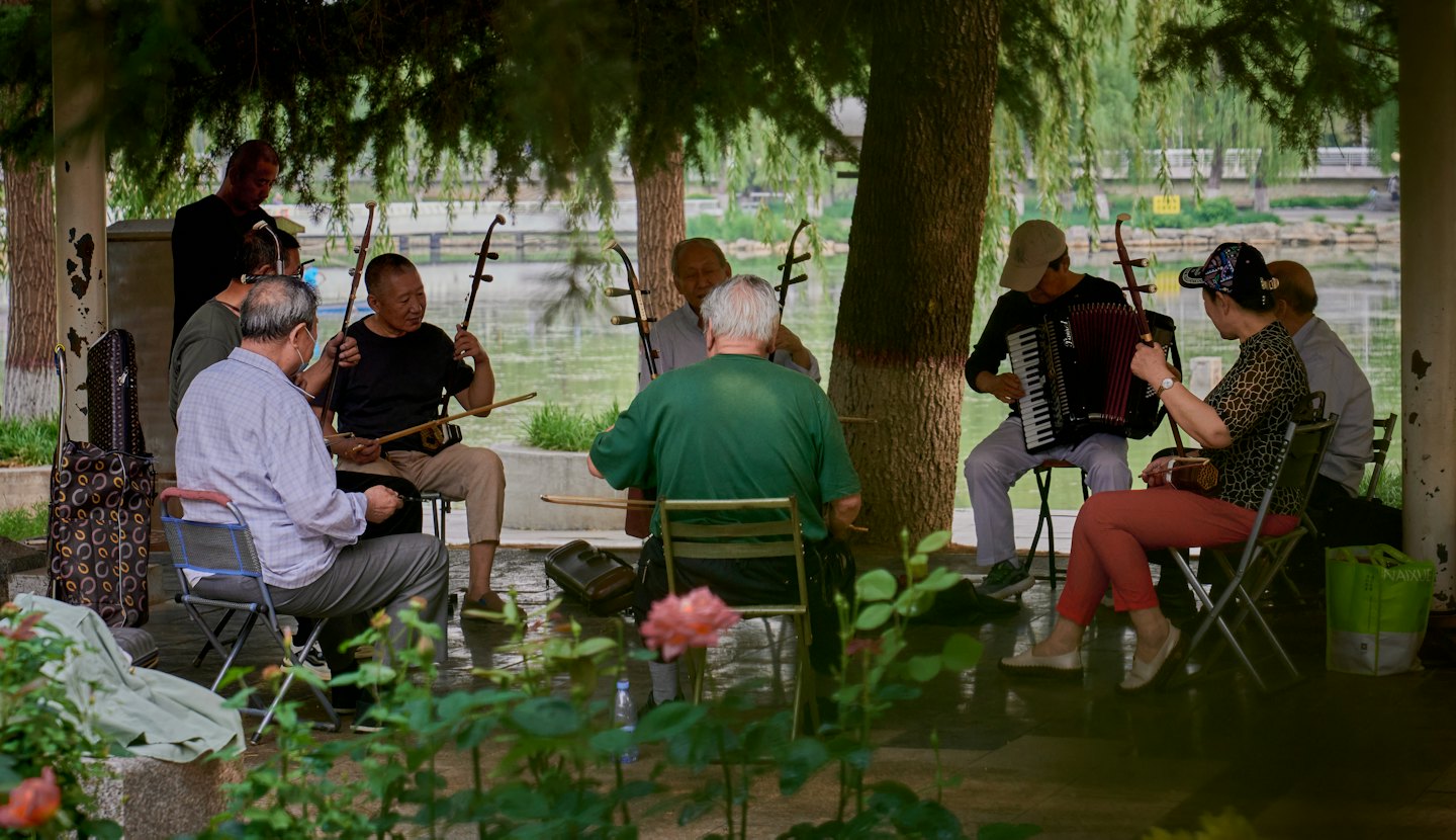 Eine Gruppe von Musikern, die am Wasser spielen.